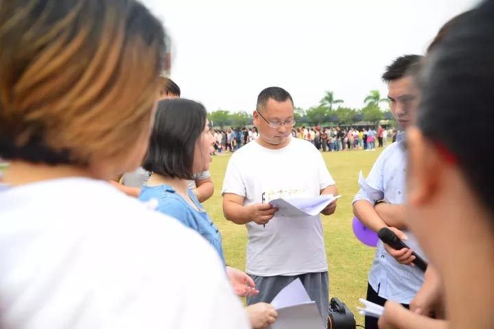 口哨發(fā)令、旗幟落下，比賽的完美呈現(xiàn)，離不開裁判員的辛苦付出，低調(diào)是他們的代名詞