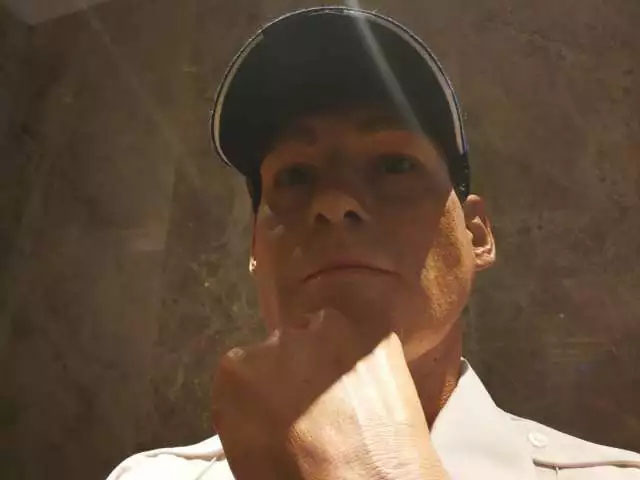 凌厲的眼神流轉，目光如炬，手掌的青筋清晰暴出，歲月的紋路無情橫亙——樹脂雕塑《站崗》