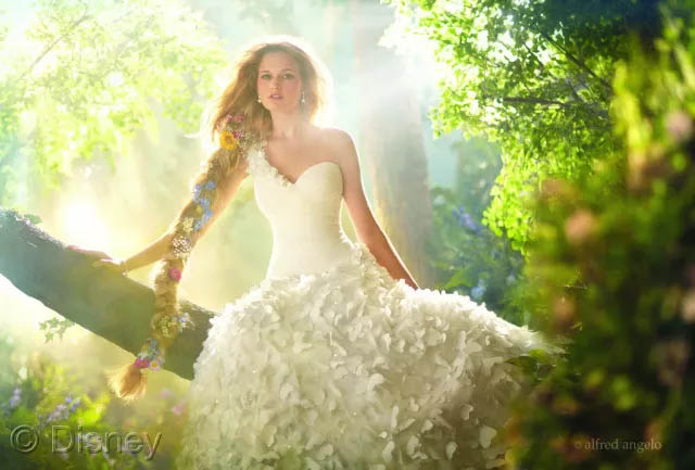 假若將玻璃鋼船艇比喻成一位女生，那么膠衣就是她華美的衣裳！