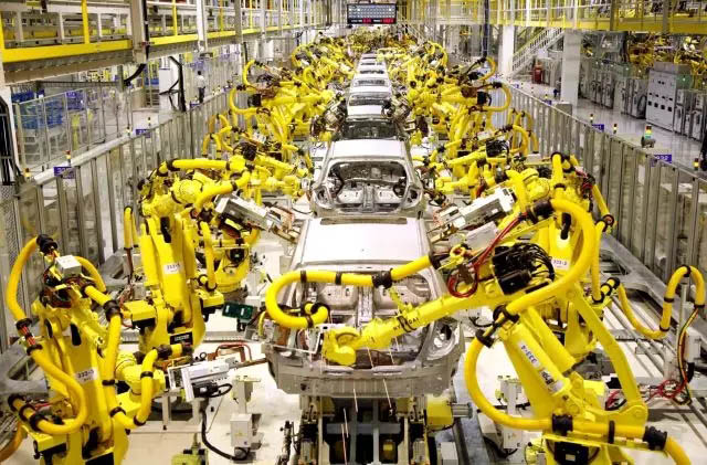 工業(yè)機(jī)器人已經(jīng)在汽車廠、船艇廠等工作場景證明了自己的價值