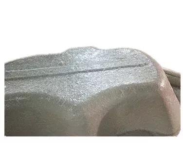 用樹(shù)脂和玻璃纖維復(fù)合在浴缸胚料的底部，使成型產(chǎn)品有足夠的強(qiáng)度
