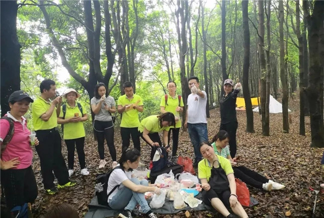博皓人勞作過后，分享、享受美食