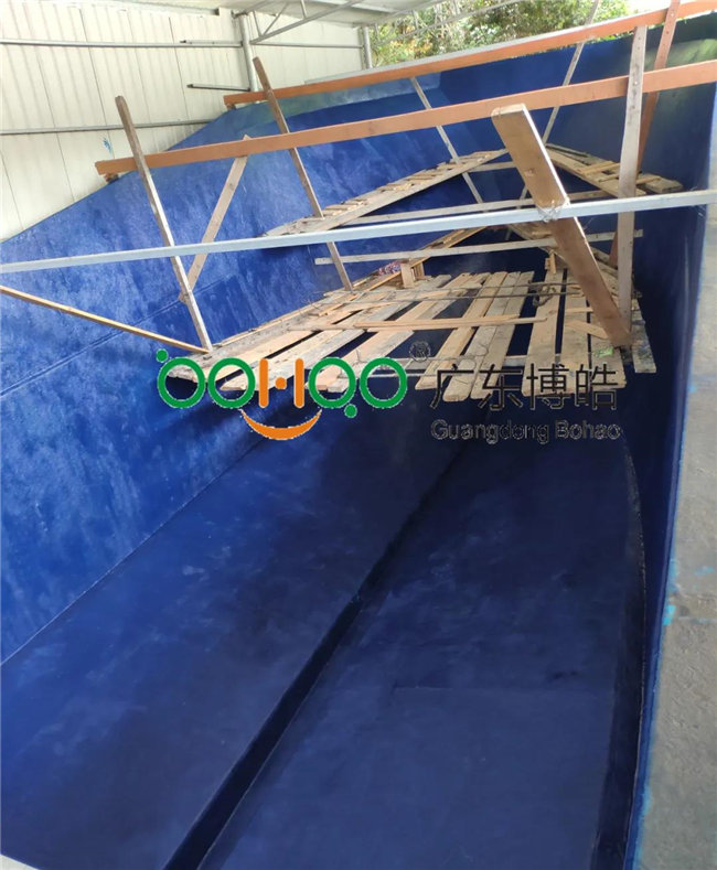 將玻璃鋼模具清洗干凈，打上脫模蠟 施涂船體膠衣