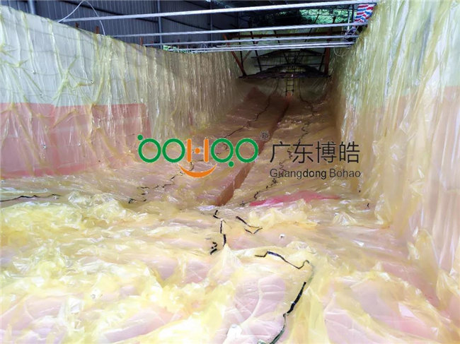 完成鋪層后，用真空袋覆蓋好