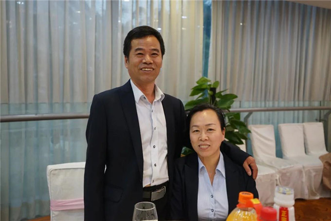 博皓家人們歡聚一堂，把酒言歡，開(kāi)懷暢飲
