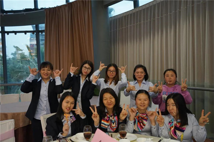 博皓家人們歡聚一堂，把酒言歡，開(kāi)懷暢飲-3