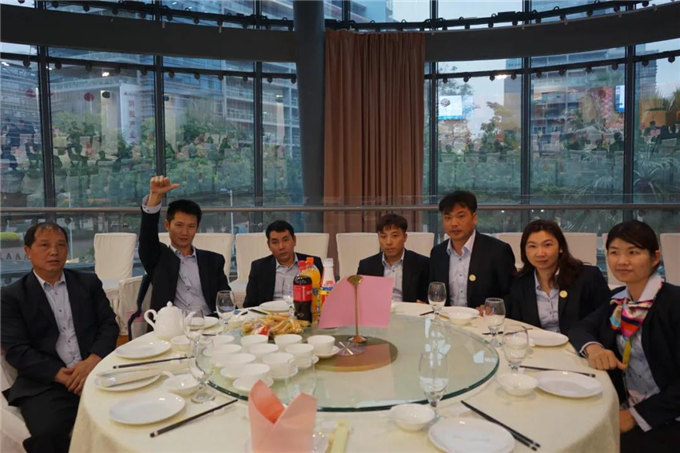 博皓家人們歡聚一堂，把酒言歡，開(kāi)懷暢飲-4