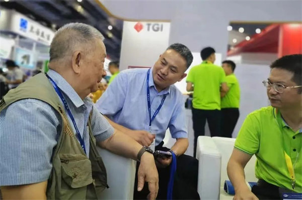 中國(guó)復(fù)合材料工業(yè)協(xié)會(huì)特邀顧問，中國(guó)SMC之父，黃家康到博皓展臺(tái)交流指導(dǎo)
