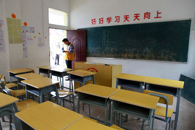 梅嶺小學(xué)僅有20多個學(xué)生，只有包括1個校長在內(nèi)的3個老師