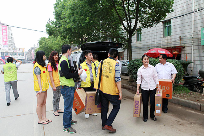 車隊到達(dá)備田小學(xué)，隨車捐贈的物資送到小學(xué)